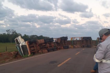 Carreta carregada de madeira tomba na MS-377 e motorista fica em estado grave