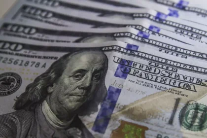 Apesar de ruído com IOF, dólar recua com ambiente externo favorável