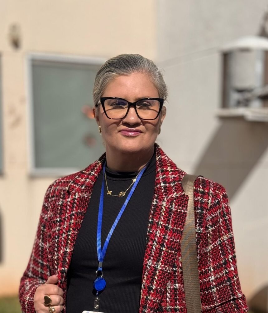 Ela nunca silenciou: a jornalista que trocou o medo pela voz e fez da política seu lugar no mundo