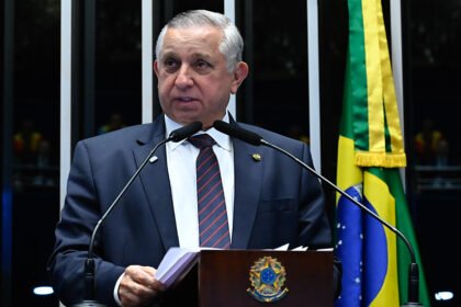 Izalci Lucas defende anistia para Bolsonaro