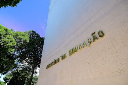 Sancionada lei que garante cargos no MEC e recursos para segurança do DF