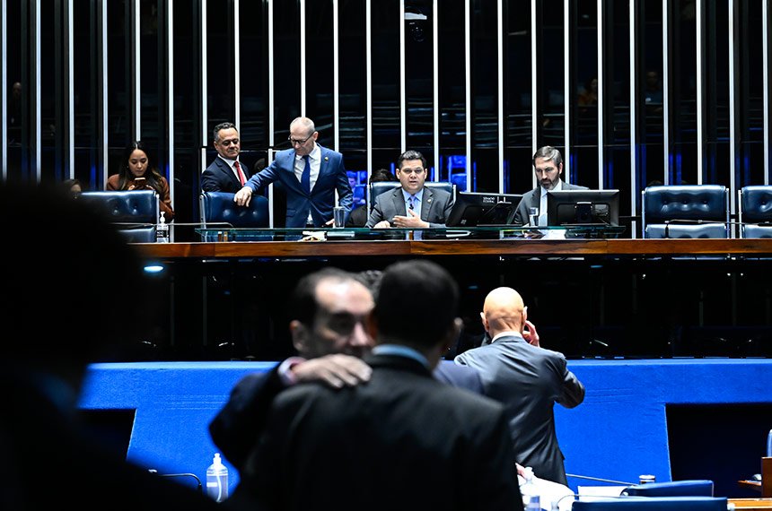 Senado aprova realocação de trabalhadores de elétricas privatizadas