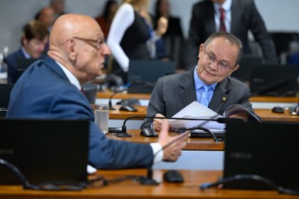 Vai ao Plenário PEC que amplia acúmulo de cargos públicos por professores