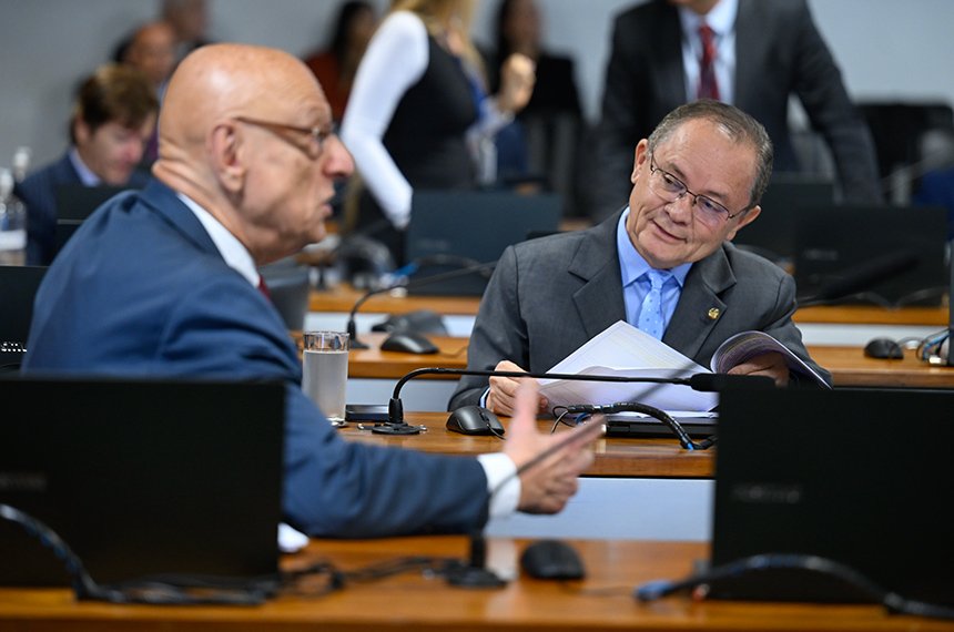 Vai ao Plenário PEC que amplia acúmulo de cargos públicos por professores