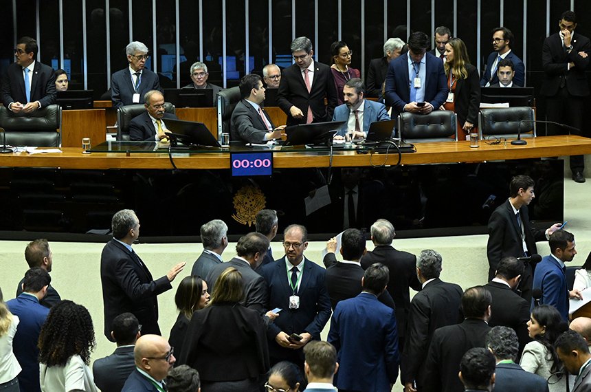 Adultização: Congresso confirma texto da Lei Felca