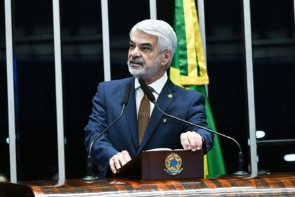 Humberto Costa cobra regulação para streaming