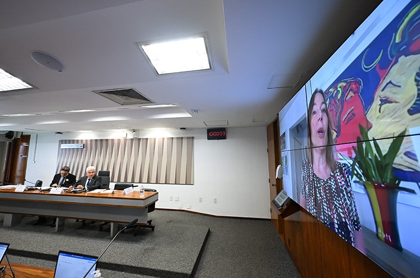 Avança regra para limitar volta obrigatória ao exterior de criança vítima de violência