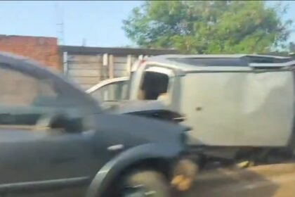 Moradores não aguentam mais calçadas bloqueadas e carros da oficina tomando toda a rua