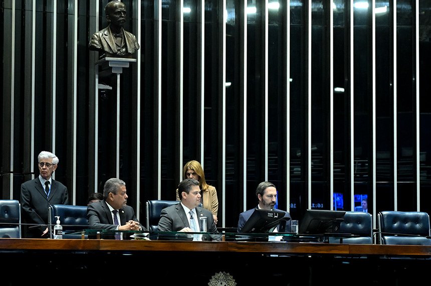 Reajuste para servidores do TCU vai a sanção