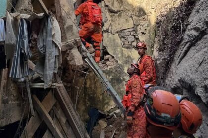 Bombeiros resgatam 17 pessoas de casarão que desabou no Rio