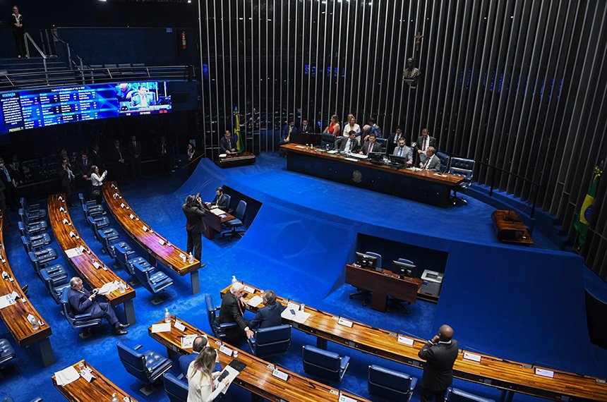 De olho no público virtual, discursos no Senado ficam mais curtos, aponta estudo