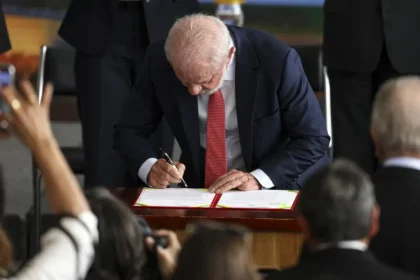 Lula veta projeto que reduz penas de condenados por tentativa de golpe de Estado