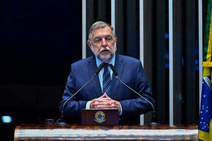 Flávio Arns destaca atuação de instituições de ensino e de saúde do Paraná