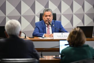 Comissão pode convocar ministros para esclarecer repasses a escolas de samba