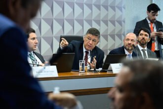 CPMI do INSS: Carlos Viana pedirá ao STF devolução de documentos sobre Vorcaro