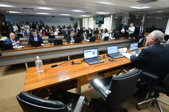 Banco Master: grupo de senadores se reúne com diretor da PF e presidente do STF