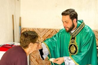 Presente de Fé que Emociona: Avó pede Missa celebrada pelo neto Padre em seus 95 anos