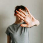 Projeto prevê atendimento psicológico para brasileiras sob violência no exterior