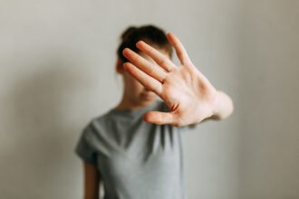 Projeto prevê atendimento psicológico para brasileiras sob violência no exterior